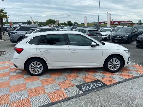 Skoda SCALA 1.0 TSI 116 DSG7 SELECTION Caméra Radars Cockpit JA 16" - Photo 4